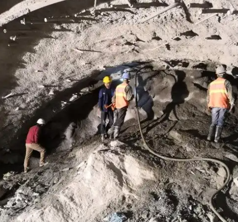 潘集隧道拱顶带模注浆料，微膨胀注浆料的特点及施工工艺